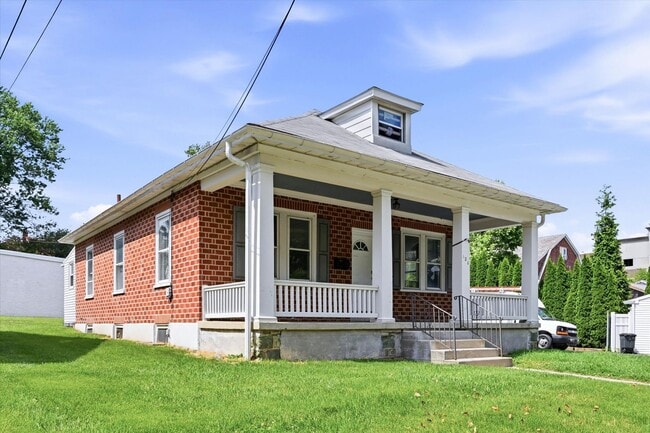 Building Photo - Student Rental next to WCU Campus | 3 Bed Single Family Home w/ Covered Front Porch, Yard & Basem...