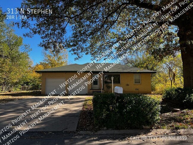 Charming 2-Bedroom Home with Spacious Back... - Charming 2-Bedroom Home with Spacious Back...