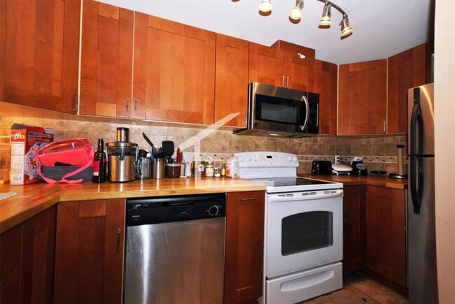 Building Photo - Nicely renovated, huge 3 bed near the Green Line in a prime location!