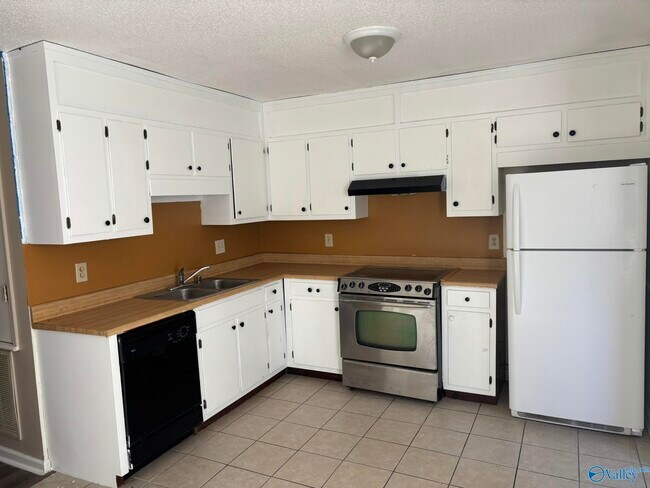 Photo - 2607 Wynterhall Rd SE Unidad D Rental