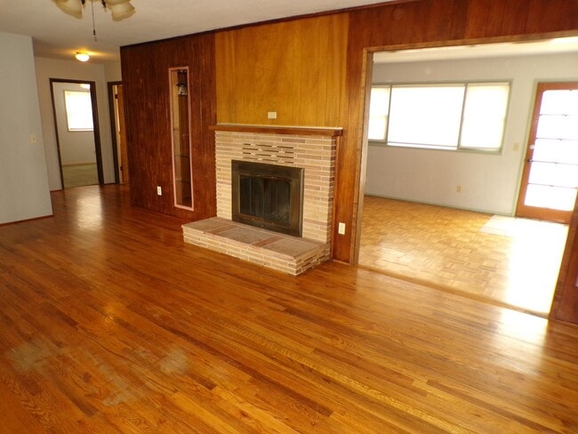 882/884 N Ross Ln.