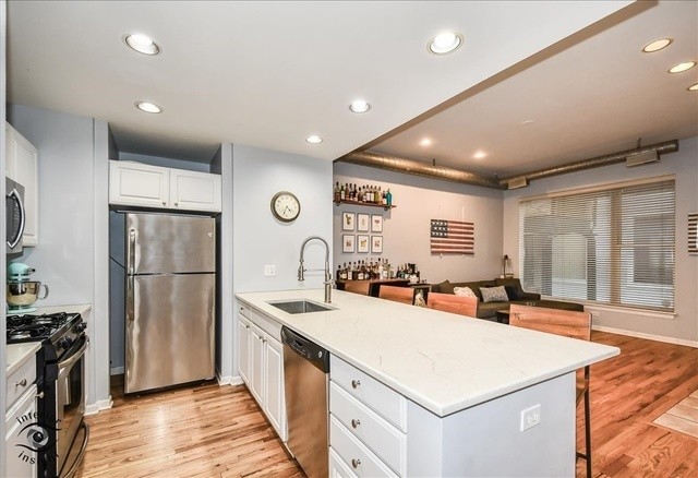 Building Photo - 2943 N Lincoln Ave Unit 112