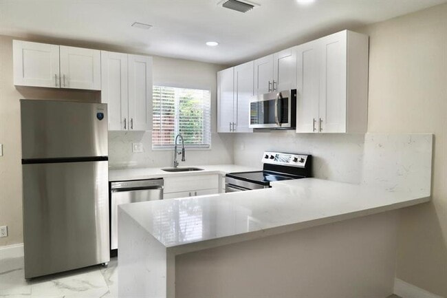 Building Photo - 110 SW 20th Ave Rental