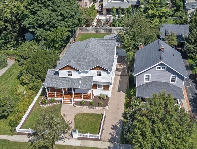 Photo - 650 W Lincoln St