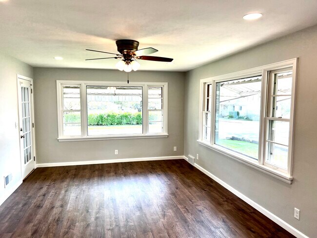 mucha luz natural en la sala de estar - 926 W Grove St