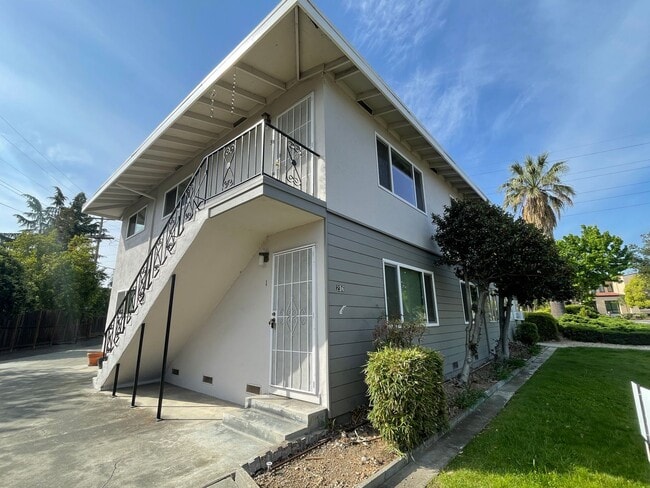 Building Photo - Carlton Ave Unit 01