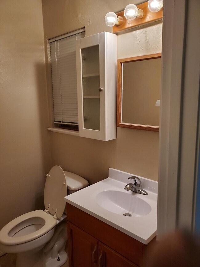 Photo - 5739 Schevers St