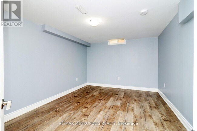 Photo - 33 Lipton Crescent