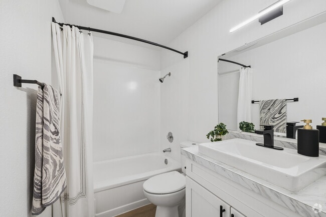 2BR, 1BA - 776SF - Bathroom