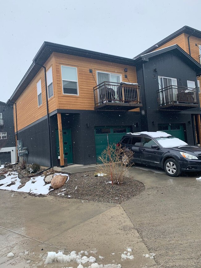 Building Photo - Lovely One Bed One Bath Townhome with attached garage