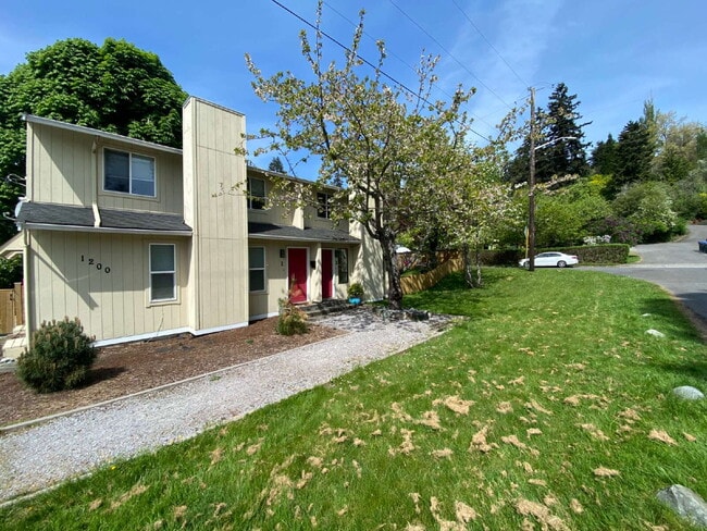 Building Photo - Spacious 2-Bedroom Townhome in Fairhaven with Spacious Fenced Yard Unit #2