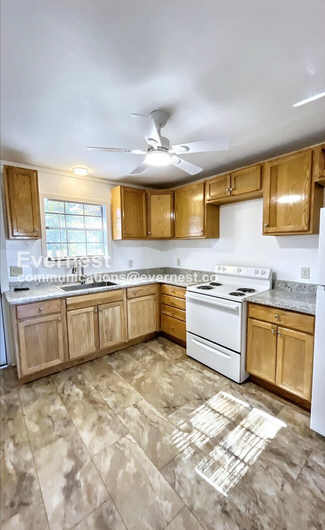 Photo - 2 Bed/1.5 Bath Townhome with Fenced Yard / Pet-Friendly / Available Now!
