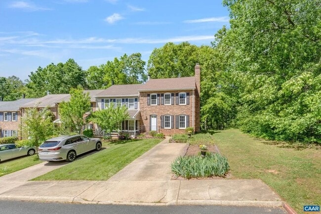 Building Photo - Lovely 3BR end unit townhouse