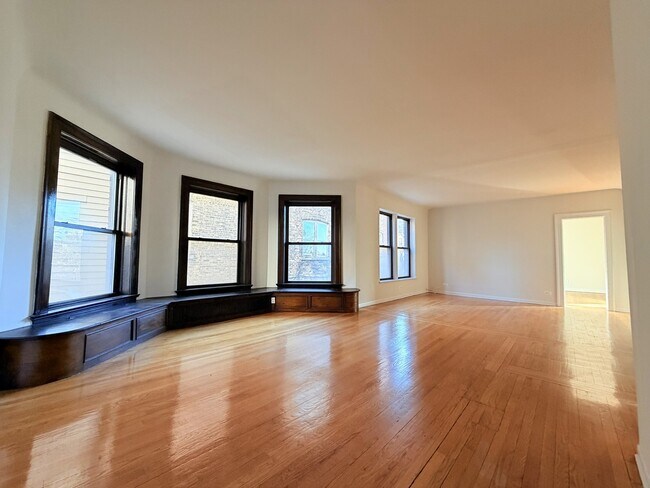 Photo - 3939 N Pine Grove Ave Unidad 2F