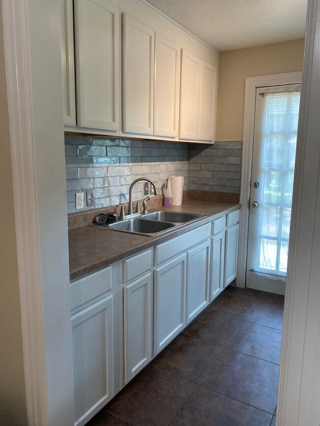 Photo - 704 Country Club Rd