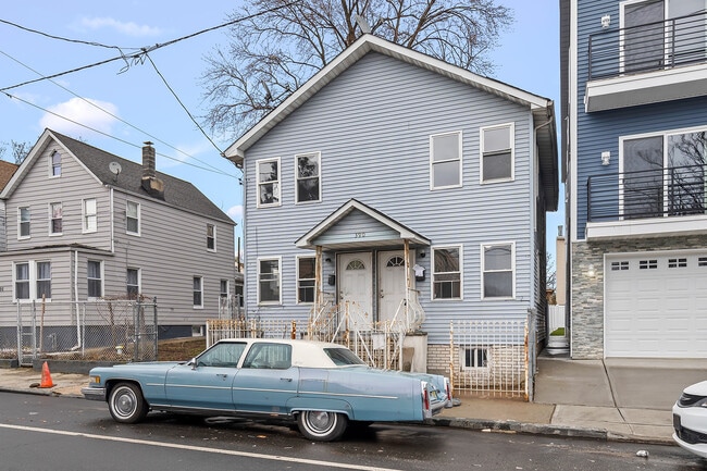 Building Photo - 390 S 19th St Unit 1