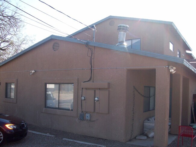 1517 E 8th St Unit 2 - 5 bed by Stadium