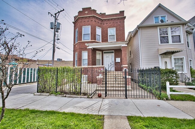 Building Photo - 4345 N Whipple St Unit 2ND FLR