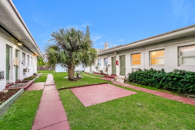 Building Photo - Newly renovated studio apartment in Hollywood, Florida Unit F