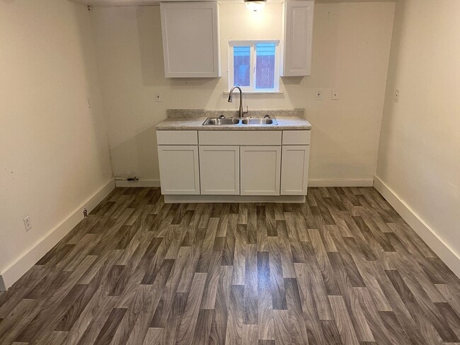 Building Photo - Fully Renovated 1 Bedroom Bungalow for Rent