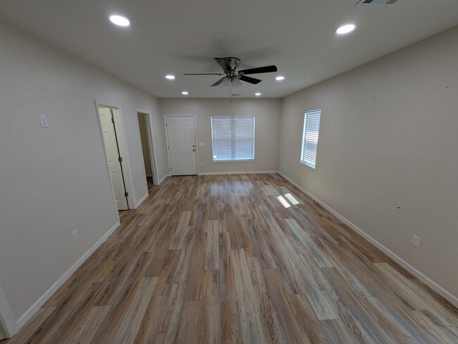 Photo - 924 E Walnut St