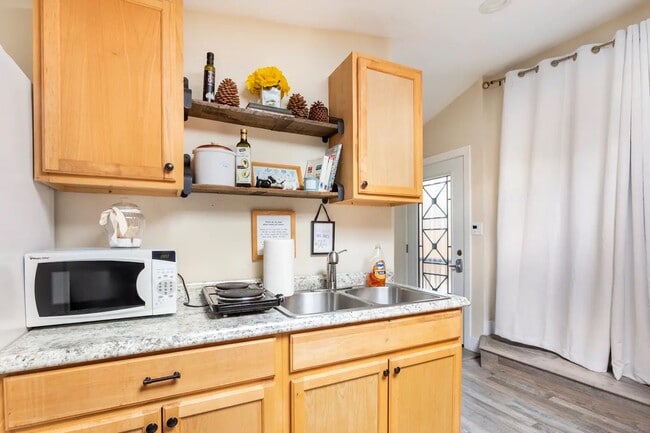 Cocina americana con todos los utensilios de cocina y vajilla. - 842 Tahoe Keys Blvd Unidad Studio