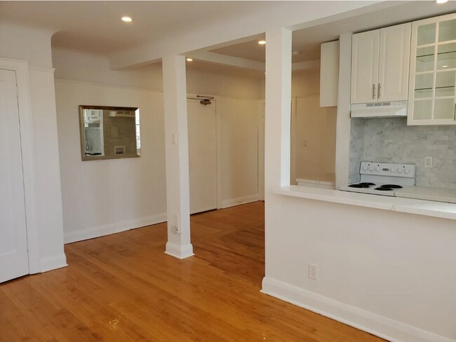 Building Photo - 1 Bedroom in Luxury Boutique building in F... Unit 203