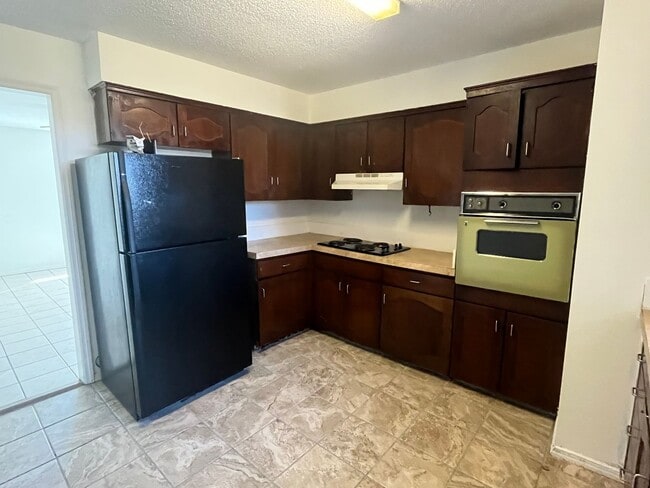 Photo - 616 W J St Unit B