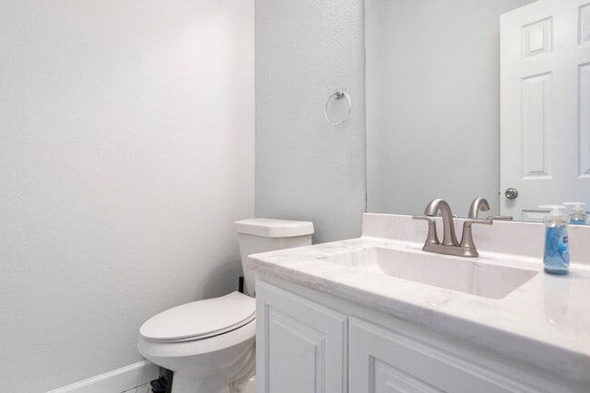 Building Photo - 1005 W 23rd St Unit ID1318654P