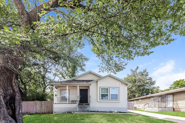 Building Photo - 3 BR/2BA | Newly Renovated Single Family Home | Huge fenced backyard| In Dallas!