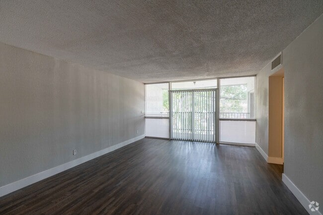 1BR, 1BA - 710SF