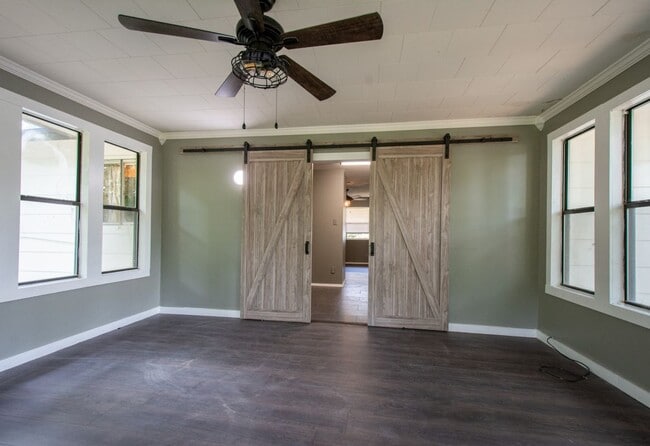 1811 Linda Ln