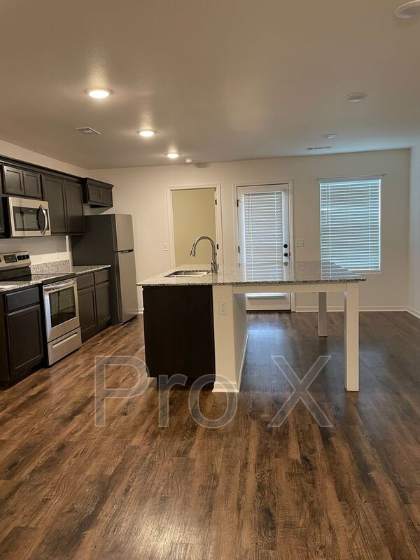 Building Photo - 731 N Oak St