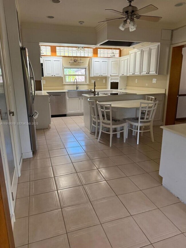 Photo - 5461 W Broward Blvd