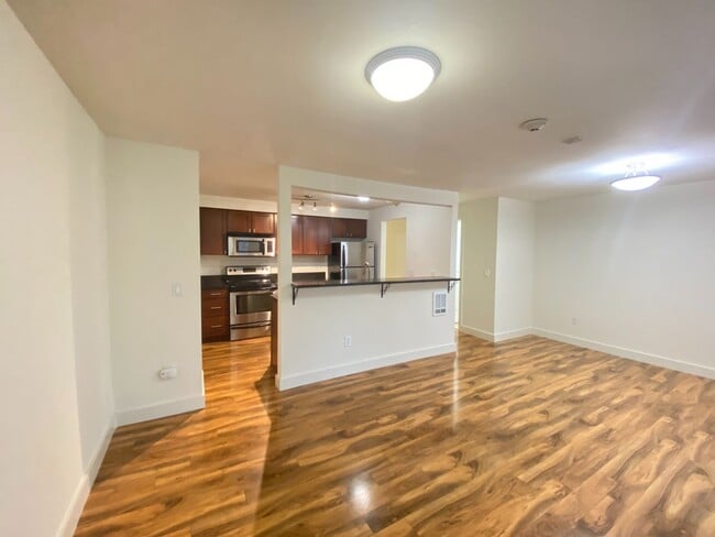 Photo - Fantastic location for this spacious 2 lev... Unidad B120