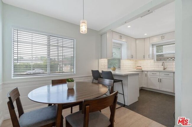 Photo - 15220 Morrison St