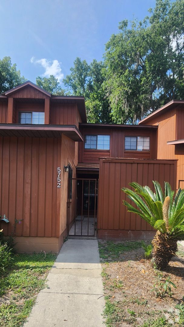 Building Photo - { ROCKWOOD VILLAS } 2/2 Town House Close t...