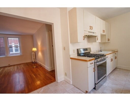 Building Photo - 15 Short St Unit 2