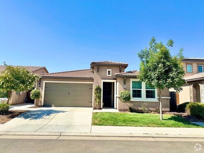 Building Photo - North Clovis 3/3 with Bonus Room and Pool Rental