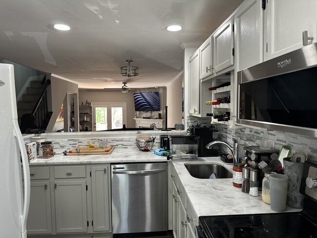 Photo - 6113 Liverpool Ln