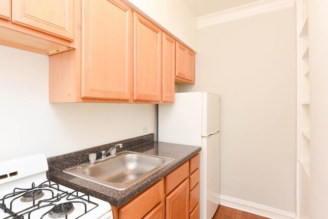 4752 N Paulina Unit 012