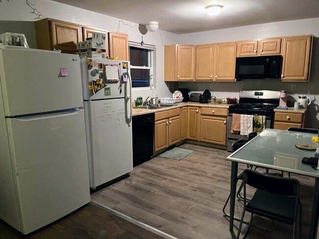 Photo - 266 Robinson St