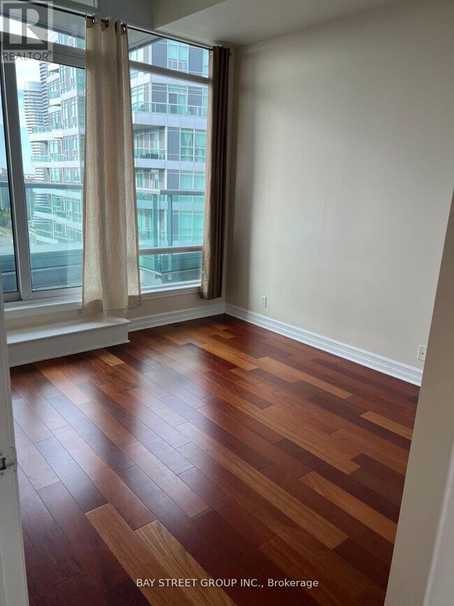 Photo - 33 Elm Dr W Unité TP2706