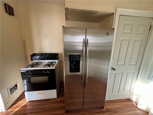 Photo - 160 Roslyn Dr