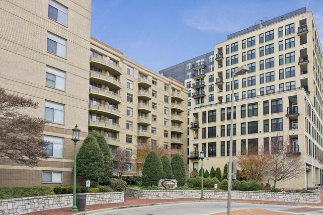 Building Photo - 7111 Woodmont Ave Unit 7111 Woodmont Ave,  712