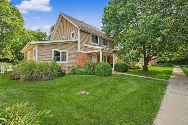2 Hedgerow Ct