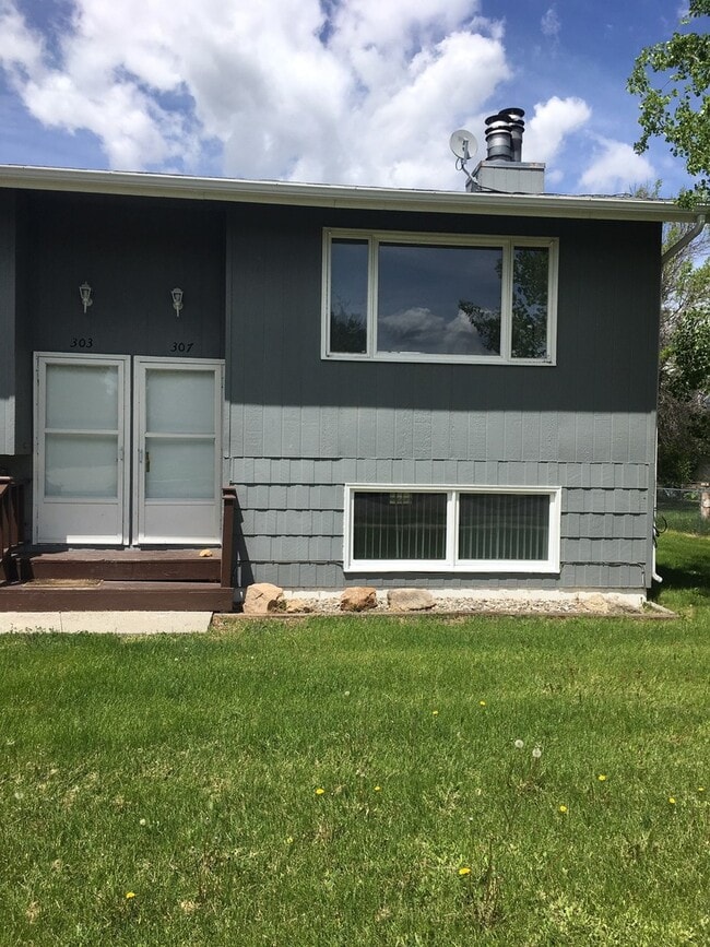 Photo - 3 Bedroom, 2 Bathroom Duplex- 5 minute wal...