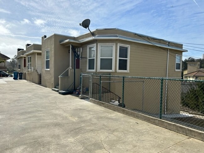 Building Photo - G4 | (M&amp;R) 412-414 &amp; 416 E Street Unit 416 Rental