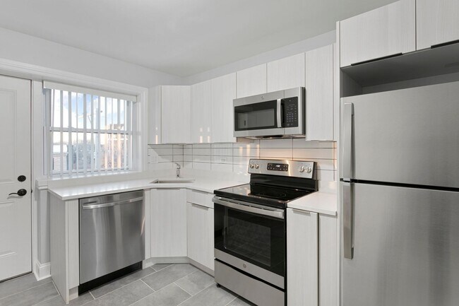 Building Photo - 7639 N Eastlake Ter Rental