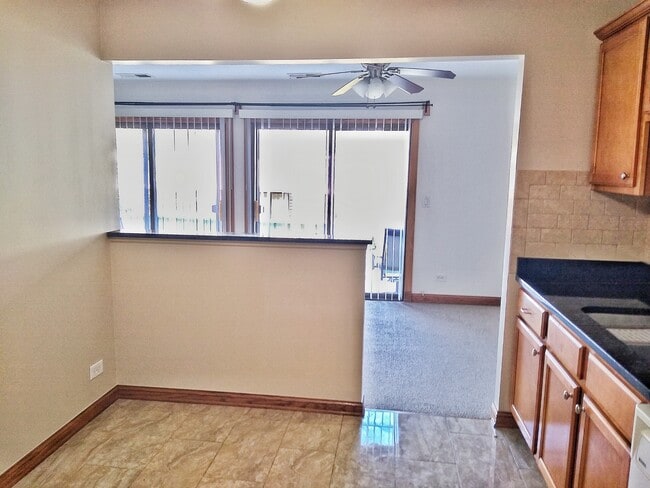 Kitchen - 220 Oak Knoll Ct Unit B2